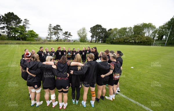 080526 - Wales Women Rugby Captains Run - The Wales team go through Captains Run at Pirrie Park ahead of the Women’s 6 Nations match against Ireland at Affidea Stadium