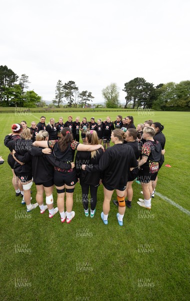 080526 - Wales Women Rugby Captains Run - The Wales team go through Captains Run at Pirrie Park ahead of the Women’s 6 Nations match against Ireland at Affidea Stadium