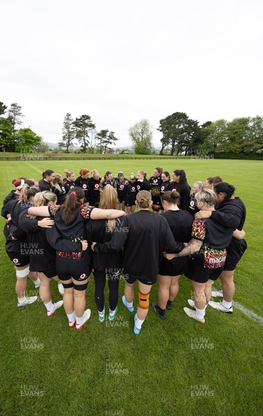 080526 - Wales Women Rugby Captains Run - The Wales team go through Captains Run at Pirrie Park ahead of the Women’s 6 Nations match against Ireland at Affidea Stadium