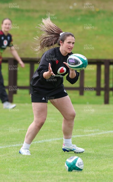 080526 - Wales Women Rugby Captains Run - Kayleigh Powell during Captains Run at Pirrie Park ahead of the Women’s 6 Nations match against Ireland at Affidea Stadium
