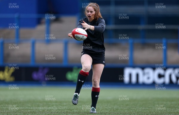 091118 - Wales Womens Captains Run - Lisa Neumann during training