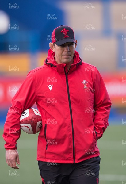 121121 - Wales Women Rugby Captain's Run - Wales Women Head coach Ioan Cunningham during the Captain's Run ahead of the match against South Africa