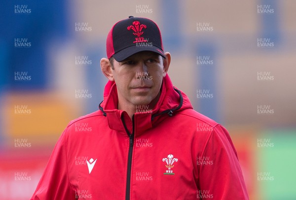 121121 - Wales Women Rugby Captain's Run - Wales Women Head coach Ioan Cunningham during the Captain's Run ahead of the match against South Africa