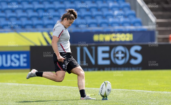 151022 - Captain’s Walkthrough, Waitakere Stadium - Wales’ Robyn Wilkins during kicking practise ahead of the Women’s Rugby World Cup match between Wales and New Zealand