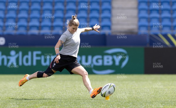 151022 - Captain’s Walkthrough, Waitakere Stadium - Wales’ Keira Bevan during kicking practise ahead of the Women’s Rugby World Cup match between Wales and New Zealand