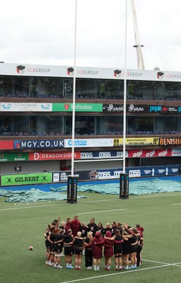 160526 - Wales Women Rugby Captain’s Run - The Wales team huddle up during Captain’s Run ahead of their final Women’s 6 Nations match against Italy