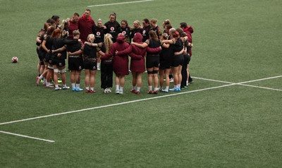 160526 - Wales Women Rugby Captain’s Run - The Wales team huddle up during Captain’s Run ahead of their final Women’s 6 Nations match against Italy