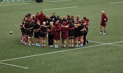 160526 - Wales Women Rugby Captain’s Run - The Wales team huddle up during Captain’s Run ahead of their final Women’s 6 Nations match against Italy