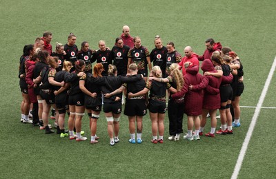 160526 - Wales Women Rugby Captain’s Run - The Wales team huddle up during Captain’s Run ahead of their final Women’s 6 Nations match against Italy