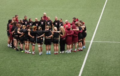 160526 - Wales Women Rugby Captain’s Run - The Wales team huddle up during Captain’s Run ahead of their final Women’s 6 Nations match against Italy