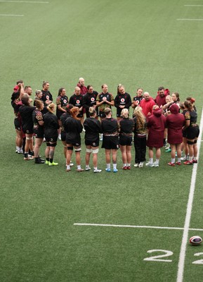 160526 - Wales Women Rugby Captain’s Run - The Wales team huddle up during Captain’s Run ahead of their final Women’s 6 Nations match against Italy
