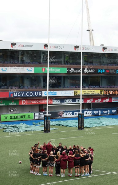 160526 - Wales Women Rugby Captain’s Run - The Wales team huddle up during Captain’s Run ahead of their final Women’s 6 Nations match against Italy