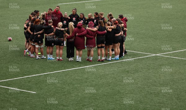 160526 - Wales Women Rugby Captain’s Run - The Wales team huddle up during Captain’s Run ahead of their final Women’s 6 Nations match against Italy