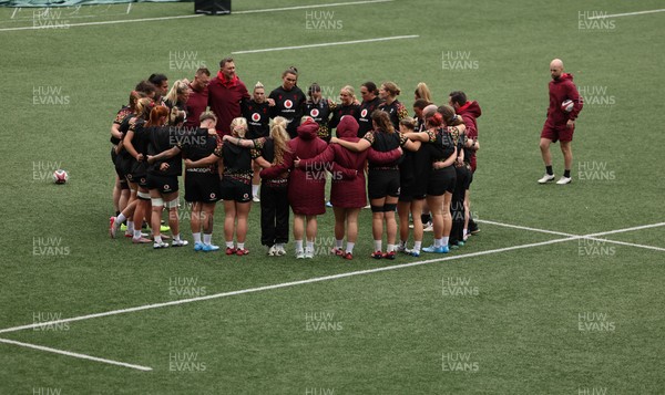 160526 - Wales Women Rugby Captain’s Run - The Wales team huddle up during Captain’s Run ahead of their final Women’s 6 Nations match against Italy