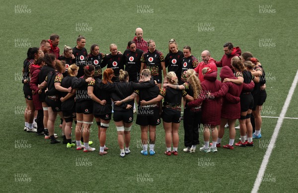 160526 - Wales Women Rugby Captain’s Run - The Wales team huddle up during Captain’s Run ahead of their final Women’s 6 Nations match against Italy