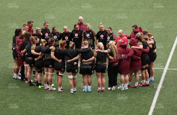160526 - Wales Women Rugby Captain’s Run - The Wales team huddle up during Captain’s Run ahead of their final Women’s 6 Nations match against Italy