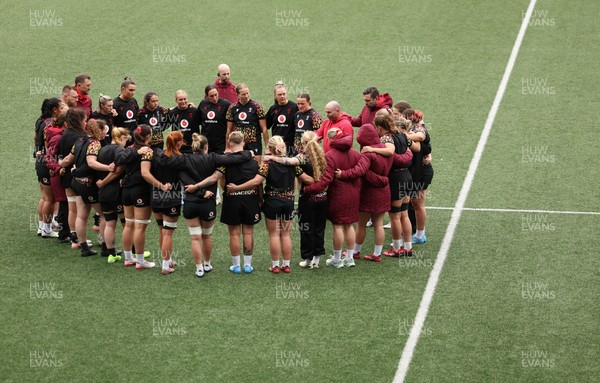 160526 - Wales Women Rugby Captain’s Run - The Wales team huddle up during Captain’s Run ahead of their final Women’s 6 Nations match against Italy