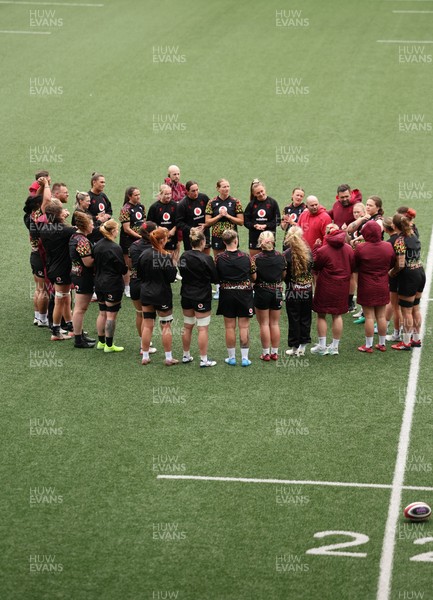 160526 - Wales Women Rugby Captain’s Run - The Wales team huddle up during Captain’s Run ahead of their final Women’s 6 Nations match against Italy