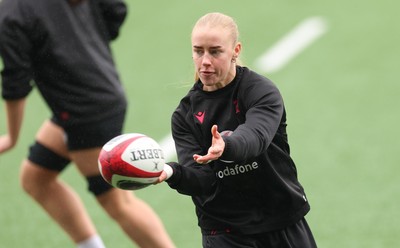170426 - Wales Women Captain’s Run - Catherine Richards during Captain’s Run ahead of the Women’s 6 Nations match against France
