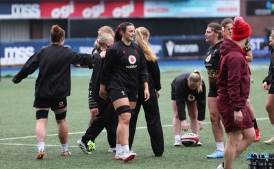 170426 - Wales Women Captain’s Run - The Wales team during Captain’s Run ahead of the Women’s 6 Nations match against France