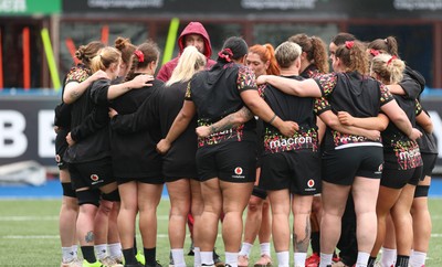 170426 - Wales Women Captain’s Run - The Wales team during Captain’s Run ahead of the Women’s 6 Nations match against France