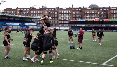 170426 - Wales Women Captain’s Run - Gwen Crabb takes the line out during Captain’s Run ahead of the Women’s 6 Nations match against France