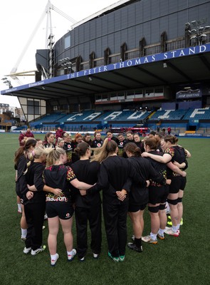 170426 - Wales Women Captain’s Run - The Wales team during Captain’s Run ahead of the Women’s 6 Nations match against France