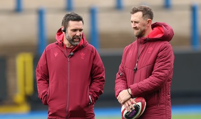 170426 - Wales Women Captain’s Run - Steve Salvin, Wales Women interim forwards coach and Ashley Beck, Wales Women interim attack coach during Captain’s Run ahead of the Women’s 6 Nations match against France