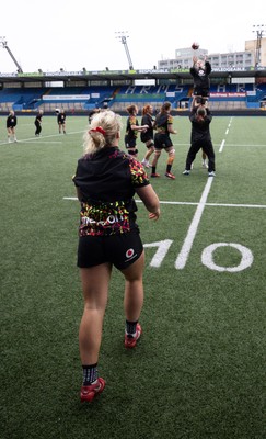 170426 - Wales Women Captain’s Run -  Lineout drills during Captain’s Run ahead of the Women’s 6 Nations match against France