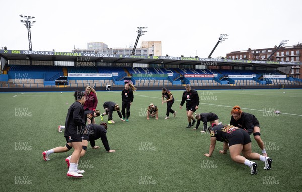 170426 - Wales Women Captain’s Run - The Wales team during Captain’s Run ahead of the Women’s 6 Nations match against France