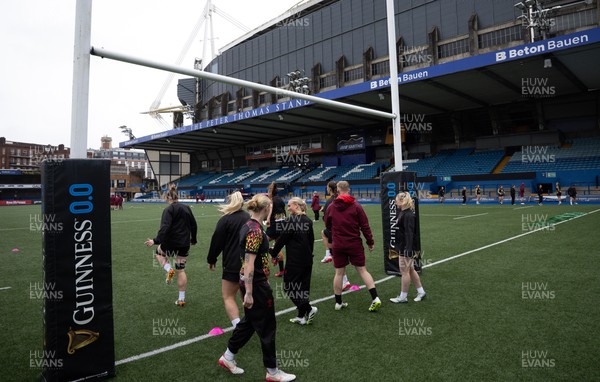 170426 - Wales Women Captain’s Run - The Wales team during Captain’s Run ahead of the Women’s 6 Nations match against France