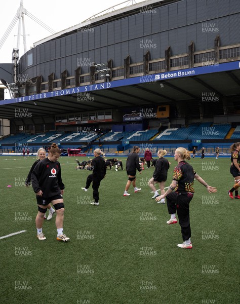 170426 - Wales Women Captain’s Run - The Wales team during Captain’s Run ahead of the Women’s 6 Nations match against France