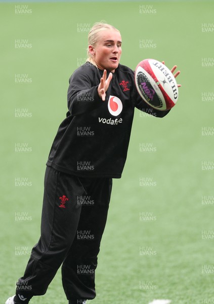 170426 - Wales Women Captain’s Run - Seren Singleton during Captain’s Run ahead of the Women’s 6 Nations match against France