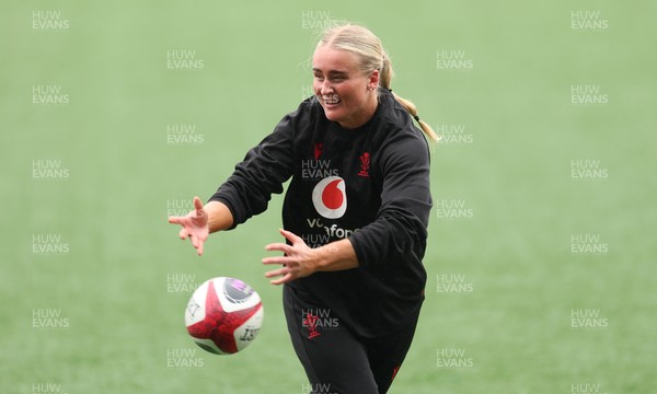 170426 - Wales Women Captain’s Run - Seren Singleton during Captain’s Run ahead of the Women’s 6 Nations match against France
