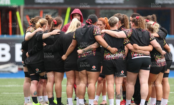 170426 - Wales Women Captain’s Run - The Wales team during Captain’s Run ahead of the Women’s 6 Nations match against France