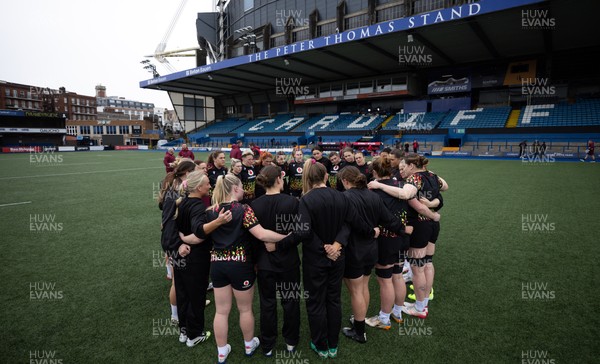 170426 - Wales Women Captain’s Run - The Wales team during Captain’s Run ahead of the Women’s 6 Nations match against France