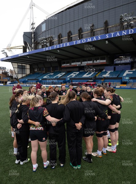 170426 - Wales Women Captain’s Run - The Wales team during Captain’s Run ahead of the Women’s 6 Nations match against France