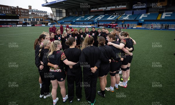 170426 - Wales Women Captain’s Run - The Wales team during Captain’s Run ahead of the Women’s 6 Nations match against France