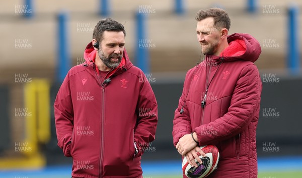 170426 - Wales Women Captain’s Run - Steve Salvin, Wales Women interim forwards coach and Ashley Beck, Wales Women interim attack coach during Captain’s Run ahead of the Women’s 6 Nations match against France