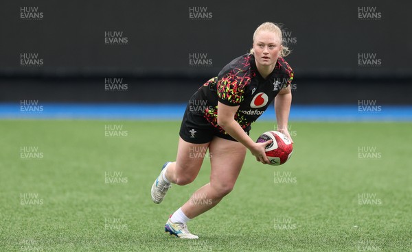 170426 - Wales Women Captain’s Run - Seren Lockwood during Captain’s Run ahead of the Women’s 6 Nations match against France