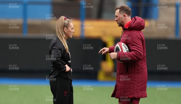 170426 - Wales Women Captain’s Run - Hannah Dallavalle with Ashley Beck, Wales Women interim attack coach during Captain’s Run ahead of the Women’s 6 Nations match against France
