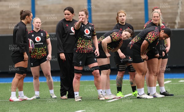 170426 - Wales Women Captain’s Run - The Wales team during Captain’s Run ahead of the Women’s 6 Nations match against France