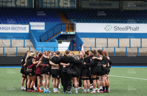 170426 - Wales Women Captain’s Run - The Wales team during Captain’s Run ahead of the Women’s 6 Nations match against France