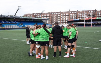 170926 Wales Women Rugby Captain’s Run - The Wales Women’s team huddle up during Wales Captain’s Run at Cardiff Arms Park ahead of their WXV match against South Africa