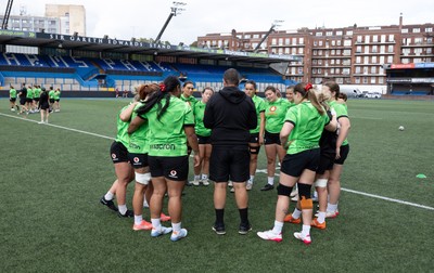 170926 Wales Women Rugby Captain’s Run - The Wales Women’s team huddle up during Wales Captain’s Run at Cardiff Arms Park ahead of their WXV match against South Africa