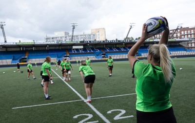 170926 Wales Women Rugby Captain’s Run - Kelsey Jones throws into the line out during Wales Captain’s Run at Cardiff Arms Park ahead of their WXV match against South Africa