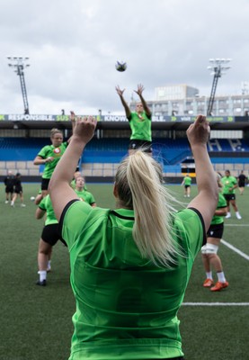 170926 Wales Women Rugby Captain’s Run - Kelsey Jones throws into the line out during Wales Captain’s Run at Cardiff Arms Park ahead of their WXV match against South Africa