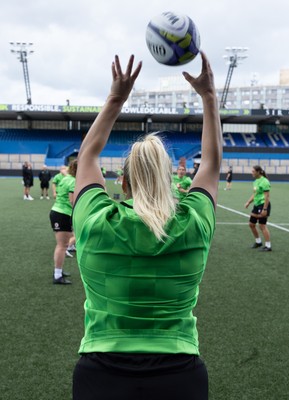 170926 Wales Women Rugby Captain’s Run - Kelsey Jones throws into the line out during Wales Captain’s Run at Cardiff Arms Park ahead of their WXV match against South Africa