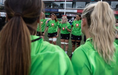 170926 Wales Women Rugby Captain’s Run - Wales co-captain speaks to the team during Wales Captain’s Run at Cardiff Arms Park ahead of their WXV match against South Africa