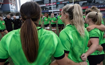 170926 Wales Women Rugby Captain’s Run - Wales co-captain speaks to the team during Wales Captain’s Run at Cardiff Arms Park ahead of their WXV match against South Africa